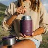 termoska na jídlo 0,8 l aubergine v přírodě v létě